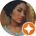 Mujer con delineado de ojos negro, labios rojos y un icono de estrella naranja superpuesto.